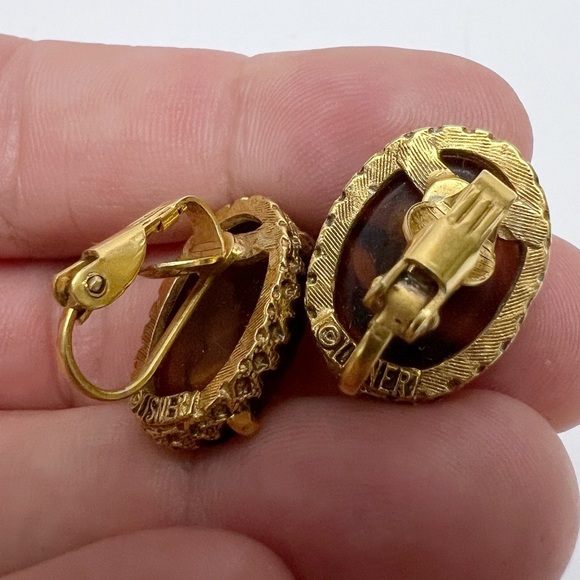 Vintage Lisner Signed Cameo Brown Glass Oval Goldtone Clip On Earrings - Picture 3 of 4